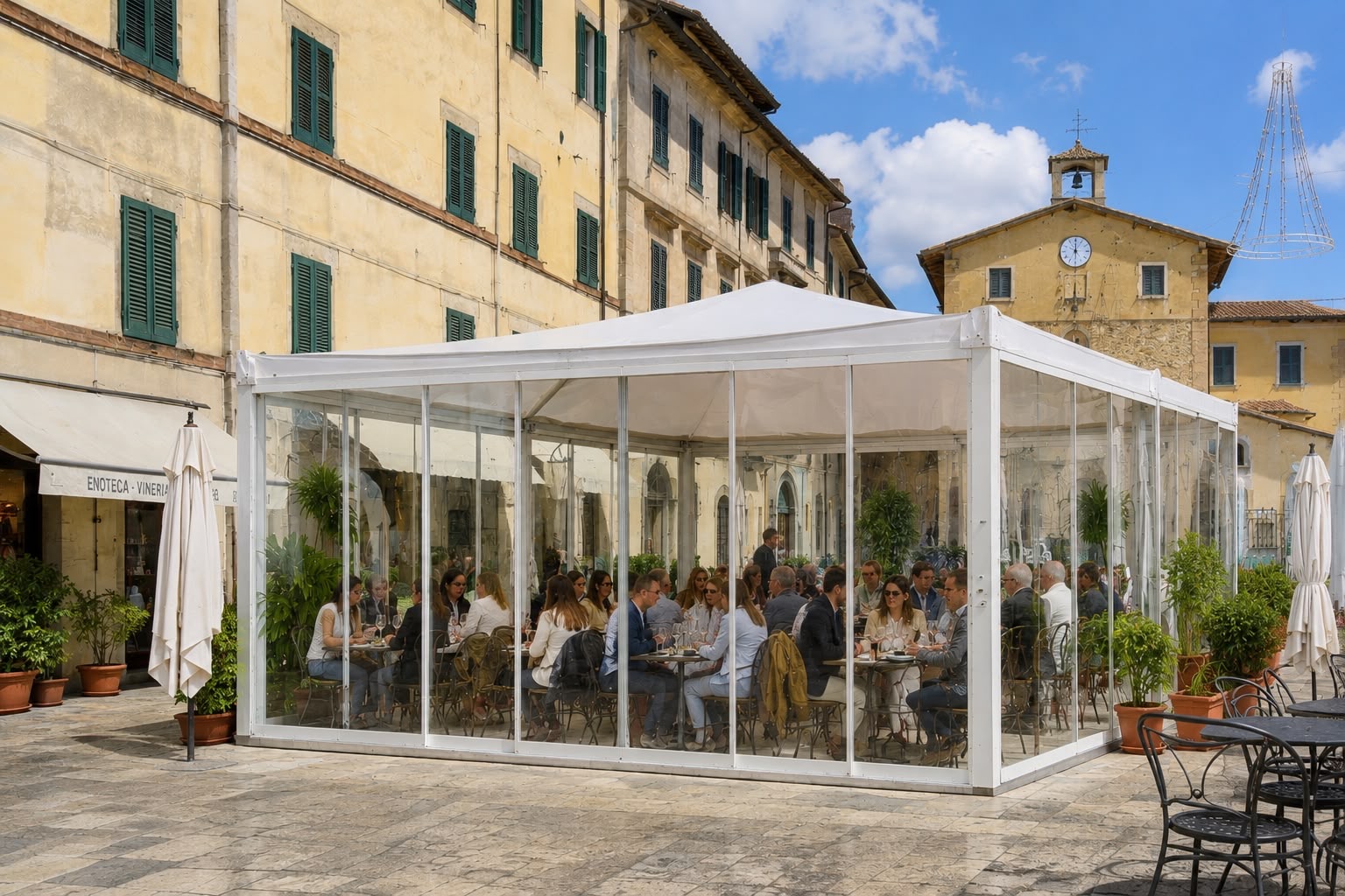 Copertura Protego in piazza storica, di giorno