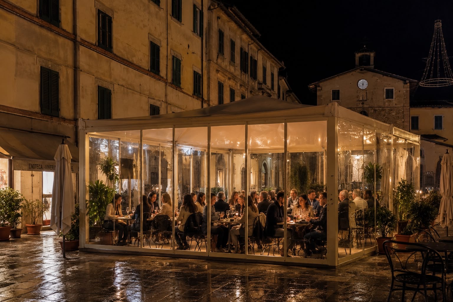 Copertura Protego in piazza storica, di sera